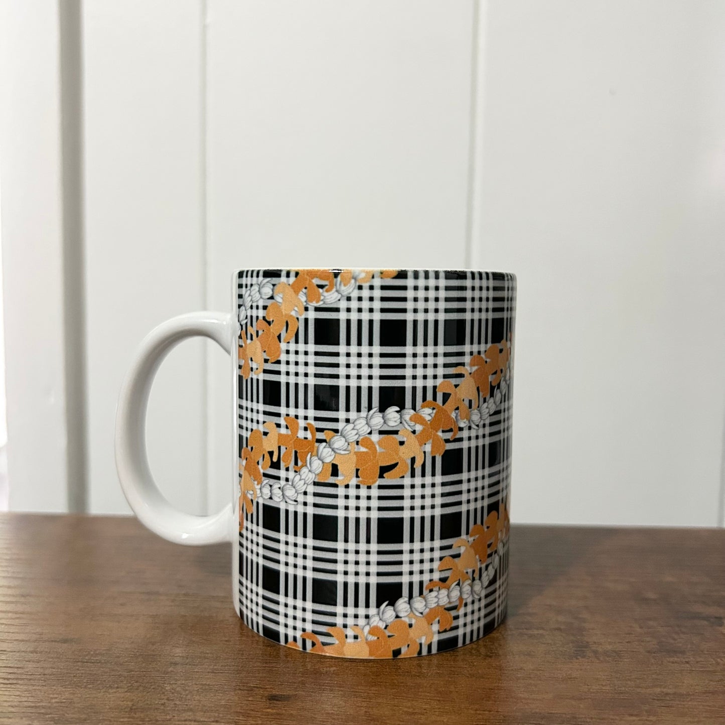 Hawaiian Print Hawaiian Flower Pikake Puakenikeni Lei Black Palaka Mug